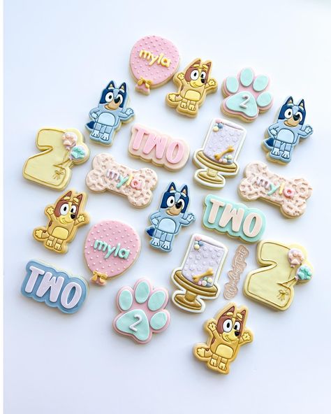 🦴 Bluey themed cookies for Myla 🐾 #bluey#blueycookies#cookies#cookiesofig#cookiesofinstagram#blueybirthday#lasvegascookies#lasvegas Bluey Birthday Cookies For Girl, Bluey Cookies For Girl, Bluey Treats, Bluey Cookie, Bluey Cookies, Fondant Biscuits, Fiesta Bluey, Crown Cookies, Butterfly Birthday Cakes