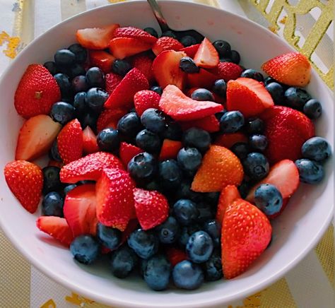 fresh berries plated in bowl for parties and events Bowl Of Berries, Party Bowls, Berry Fruit, Berry Bowl, Fresh Berries, Fruit Bowl, Kitchen Counter, Serving Dishes, Fruit Salad