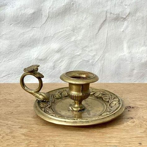 Oil Lamp Decor, Cottagecore Interior, Antique Candle Holders, Butterfly And Rose, Rustic Family Room, Vintage Range, Butterfly Decoration, Antique Oil Lamps, Antique Lamp