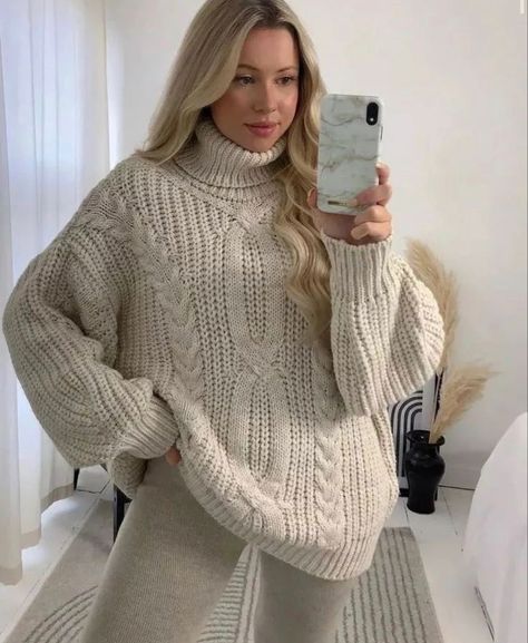 White Pants Outfit Winter, Cozy Sweater Outfits, Winter 2024 Fashion Trends, Stylish In Winter, Turtleneck Sweater Outfit, Cozy Sweaters Outfits, Winter Sweaters Oversized, Form Outfits, Winter 2024 Fashion