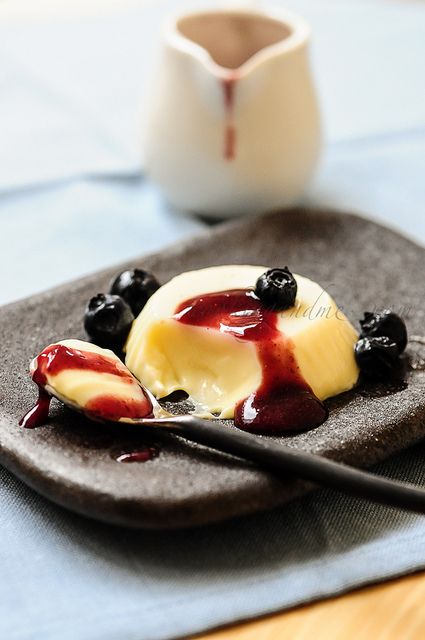 Easy Panna Cotta Recipe, Blueberry Coulis, Coulis Recipe, Blackberry Sauce, Vanilla Panna Cotta, Mini Meringues, Brandy Snaps, Panna Cotta Recipe, Blueberry Desserts