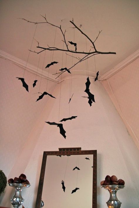 Strašidelný Halloween, Bat Mobile, Diy Halloween Dekoration, Apartment Halloween, Dekorasi Halloween, Halloween Decor Diy, Hallowen Ideas, Casa Halloween, Homemade Halloween Decorations