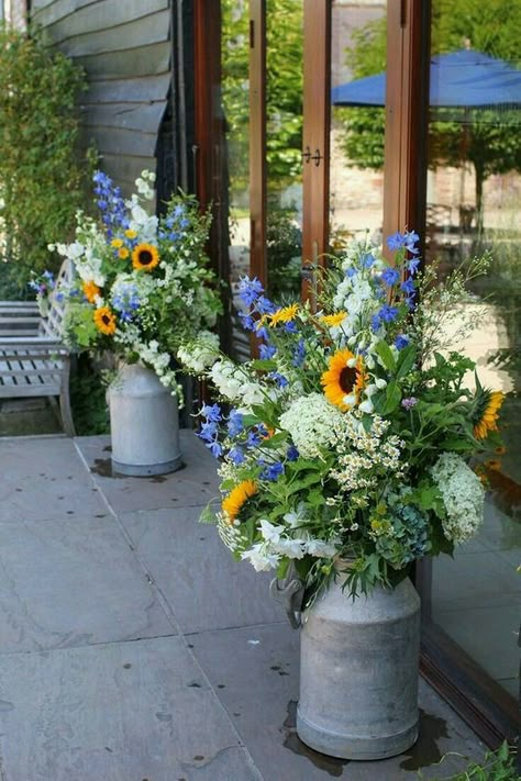 Sunflower Centerpieces, Deco Champetre, Milk Cans, Rustic Country Wedding, Deco Floral, Sunflower Wedding, Lorde, Backyard Wedding, Rustic Country