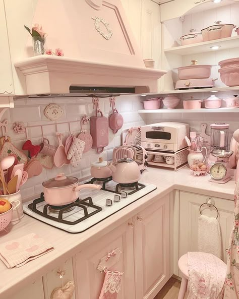 Muebles Shabby Chic, Chic Kitchen Decor, Pink Kitchen Decor, Shabby Chic Kitchen Decor, Pastel Kitchen, Aesthetic Kitchen, Shabby Chic Interiors, Cute Room Ideas, Shabby Chic Diy