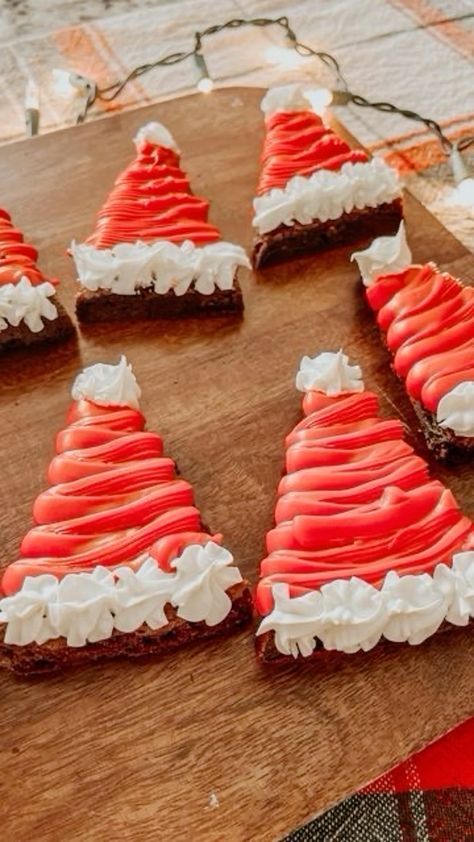 Santa Cake Cookies, Christmas Brownies Santa Hat, Easy Christmas Market Ideas, Brownie Christmas Trees And Santa Hats, Christmas Eats Ideas, Xmas Party Food For Kids, Santa Brownie Hats, Christmas Birthday Desserts, Easy Kids Christmas Baking