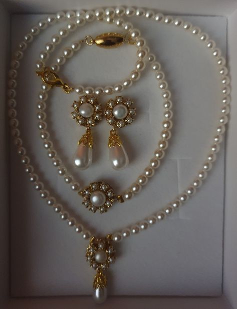 Stunning and unique vintage style 1 strand of pearls golden necklace for the bride features soft ivory pearls and golden pendant flower in the middle surrounded with tiny round pearls. This beautiful necklace can fit any style of white wedding dress. The shape is vintage Victorian and fits so beautiful on your neck. A perfect necklace for the bride or for another special occasion. This necklace versatile for many wedding styles; from classic summer to an occupied elegant evening. I can only imagine this on some special girl's neck on her wedding day. Let your imagination run wild at where you could take it! Measures: 40 cm (16") for total length ( Common length) . You can choose any different size. This piece is 100% HAND DECORATED.  THIS SET OF NECKLACE AND EARRINGS CAN BE MADE IN SILVER Luxury Temple Jewelry Pearl Necklace With Intricate Design, Luxury Elegant Temple Necklace With Pearl Pendant, Luxury Baroque Jewelry For Opera, Round Pearl Necklace, Vintage Pearl Necklaces, Bridal Pearl Jewelry Set, Victorian Pearl Necklace, Silver Gift Items For Wedding, Victorian Bridal Necklace