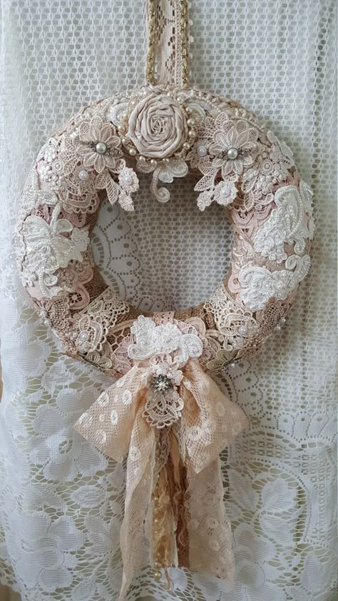 This is a flat-backed Styrofoam wreath.Here I have covered the wreath in burlap.I have then added lots of lace,doilies,and wedding appliques: Shabby Chic Weihnachten, Shabby Chic Decor Vintage, Shabby Chic Wreath, Styl Shabby Chic, Shabby Chic Decorating, Doilies Crafts, Wedding Applique, Shabby Chic Wall Decor, Decoration Shabby