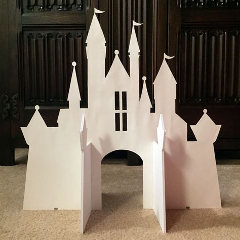 Princess Party Table, Princess Birthday Party Decorations Diy, Disney Party Decorations, Castle Party, Castle Backdrop, Cardboard Castle, Princess Birthday Party Decorations, Princess Theme Birthday, Cinderella's Castle