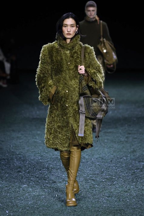 Burberry Fashion Show, London Fashion Week Runway, Burberry Fashion, Runway Ready To Wear, New York Streetwear, Fashion Show Runway, Fashion Trends Winter, Fall Winter 2024, Body Armor