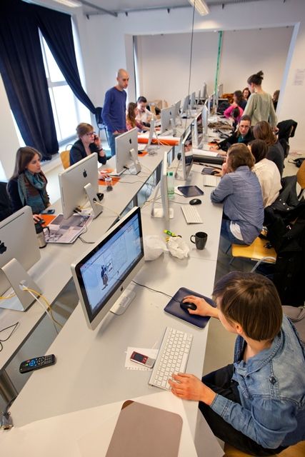 School of Form computer lab. (photo by Tomasz Wiech) #schoolofform School Computer Room, Computer Lab Design, School Computer Lab, Open Office Layout, Classroom Arrangement, Classroom Interior, Fancy Office, Small Office Design, Campus Design