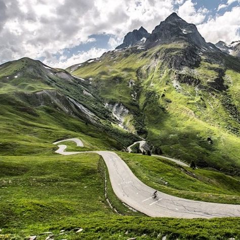 Riding Paradise Road Racing Bike, Cycling Photography, Beautiful Roads, Riding A Bike, Bicycle Maintenance, Winding Road, Touring Bike, Mountain Road, Cycling Art