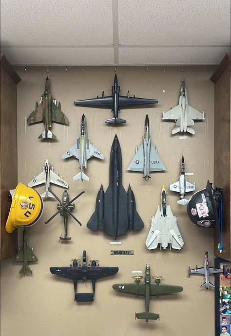 Model Plane Display Ideas, Pilot Room Decor, Aviation Man Cave, Plane Pilot Aesthetic, Pilot Decoration, Aviation Office Decor, Plane Room Decor, Aviation Room Decor, Aviation Bedroom