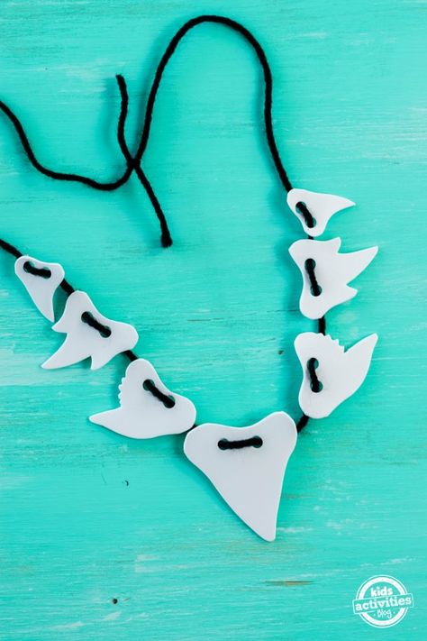 Shark Week Decorations Diy, Shark Hat Craft Preschool, Shark Craft Ideas, Shark Craft Kindergarten, Shark Art Preschool, Shark Week Crafts For Preschool, Ocean Craft Preschool, Sting Ray Craft, Shark Week Preschool Activities