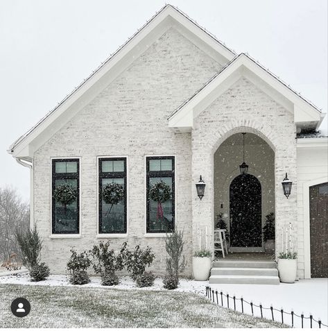 House Exterior Renovation, Winter Home Exterior, House Exterior Christmas, Winter House Exterior, Painted Brick Exteriors, Stone Exterior Houses, White Exterior Houses, Mulholland Drive, House Floor Design