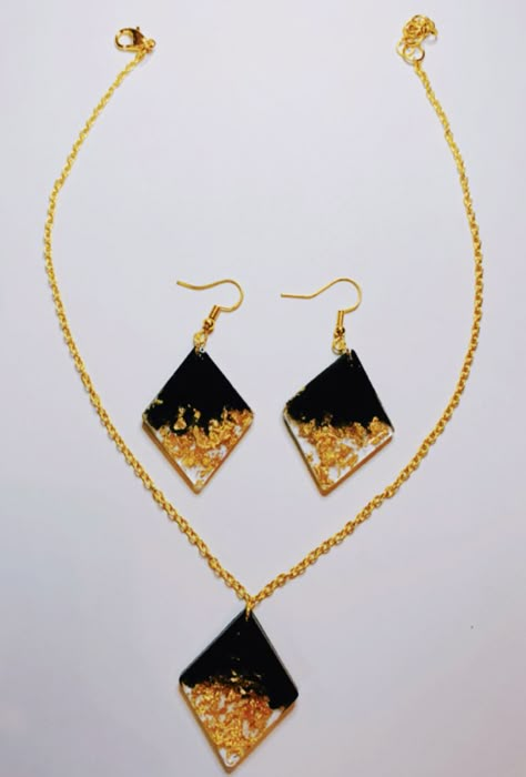 Black And Gold Resin Earrings, Resin Art Earrings, Black And Gold Earring, Diy Resin Phone Case, Diy Resin Earrings, Crystal Clear Epoxy Resin, Earring And Necklace Set, Resin Crafts Tutorial, Resin Jewelry Diy