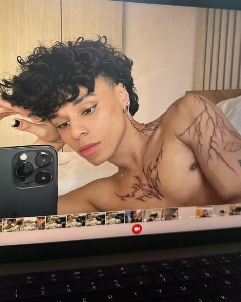 Larray Aesthetic, Larray Youtube, Larry Youtube, Larry Tattoos, Youtuber Dr, Gay Tattoo, Lightning Tattoo, Photo Phone Case, Animated Banners