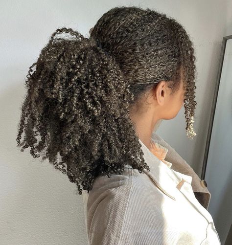 Simple Hairstyle, Pelo Afro, Curly Hair Styles Easy, Natural Hair Community, Natural Curls Hairstyles, Curly Hair Inspiration, Coily Hair, Long Natural Hair, Afro Hair