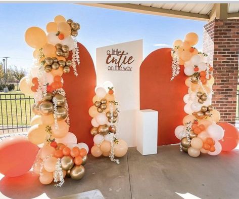 Shades Of Orange Balloon Garland, Coral Color Birthday Theme, Orange Backdrop Ideas, Citrus Photo Backdrop, Citrus Bridal Shower Backdrop, Orange Photo Backdrop, Orange Backdrop Photoshoot, Backdrop Photobooth, Red Baby Shower