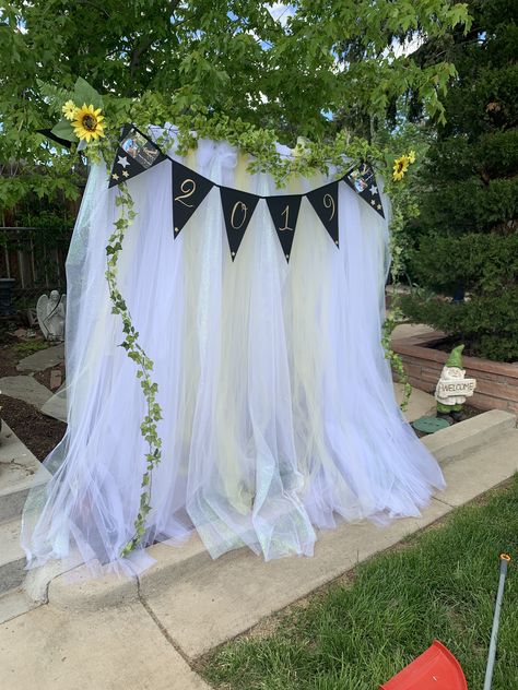 Ivy Themed Party, Graduation Party Ideas Photo Booth, Selfie Corner Ideas For School Farewell, Photo Booth Ideas For Farewell Party, Grad Photobooth, Grad Photo Booth, Photobooth Farewell, Homecoming Backdrops For Pictures, Graduation Picture Backdrops