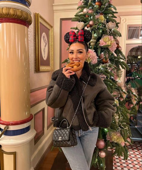 Disney Outfits Winter, Disneyland Christmas Outfit, Disney Winter Outfits, Cheese Pretzels, Disneyland Outfit Winter, Disney Christmas Outfits, Disney Poses, Universal Studios Outfit, Disney Universal Studios