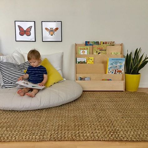 Reading les légumes 😊  #montessori #montessoriathome #preparedenvironment    #Regram via @www.instagram.com/p/BiFmJxvgDBv/?saved-by=trilliummontessori Toddler Bedroom Reading Corner, Toddler Room Reading Corner, Toddler Reading Corner, Toddler Reading Nook, Baby Reading Corner, Reading Corner Kids, Reading Nook Kids, Boy Toddler Bedroom, Montessori Room