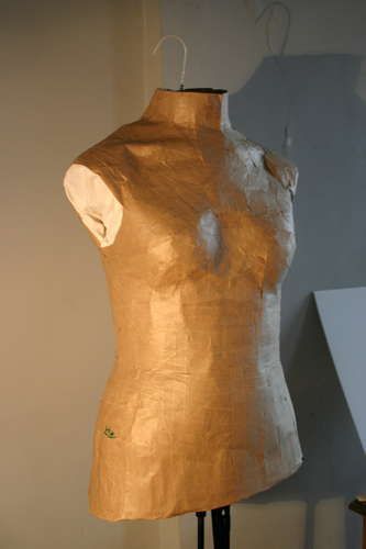 Instructable on how to make a dress form Custom Dress Form, Mannequin Diy, Sewing Dress Form, Display Mannequins, Bumbo, Sewing Dress, Make Your Own Dress, Dress Forms, Packing Tape