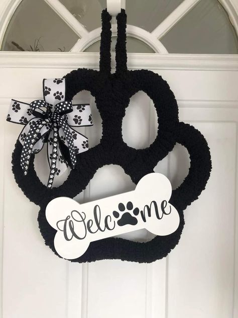 Dog Paw Wreaths Diy, Doggie Paw Wreath, Paw Print Door Hanger Diy, How To Make A Dog Paw Wreath, Dog Bone Wreath Diy, Dog Paw Print Wreath, Pawprint Wreath Diy, Paw Wreath Ideas, Dog Wreaths For Front Door Diy