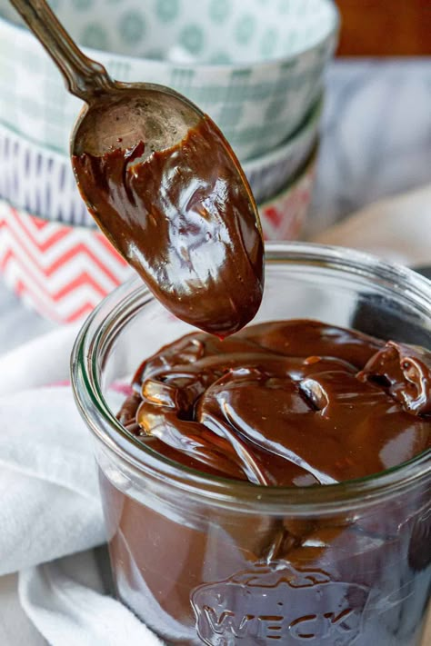 Homemade Hot Fudge Sauce -- this thick and rich hot fudge sauce recipe is made with just 5 simple ingredients! Sweetened condensed milk makes it ultra creamy and a shot of brewed coffee amplifies the deep chocolate flavor. | recipe for hot fudge sauce | easy hot fudge sauce | how to make hot fudge sauce Recipes For Gifts, Homemade Milk Chocolate, Torte Vegan, Cake Mix Hacks, Caramel Candies, Homemade Chocolate Sauce, Chocolate Sauce Recipes, Fudge Caramel, Homemade Hot Fudge