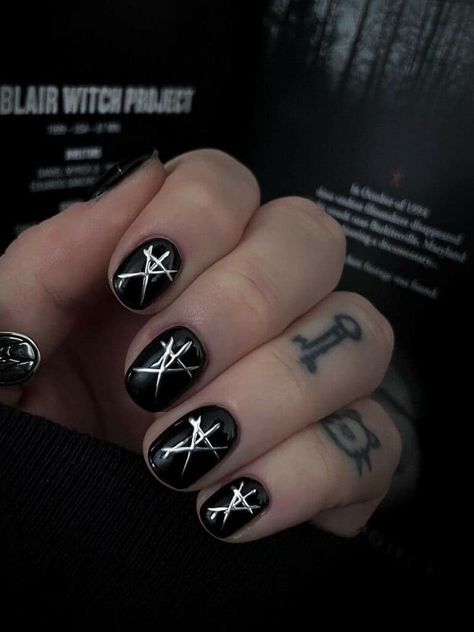 Blair Witch Nails, Goth Nail Art Short Nails, Cool Emo Nail Designs, Acrylic Nails Coffin Short Gothic, Dark Edgy Nail Designs, Short Nails Gothic Ideas, Black Nail Designs Goth, Gothic Nail Designs Short, Gothic Nail Art Dark Short