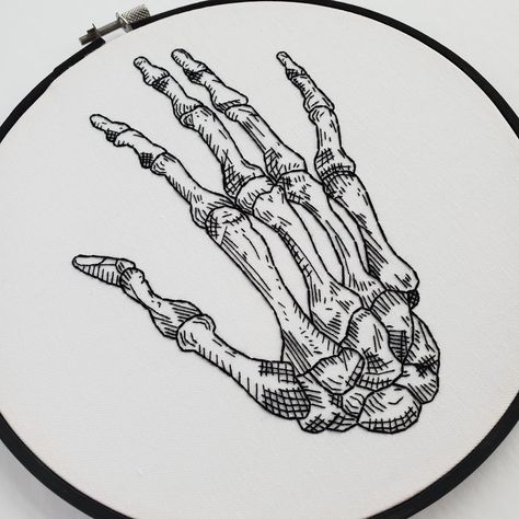 Embroidery Anatomy, Skeleton Embroidery, Skeletal Hand, Art Skeleton, Modern Hand Embroidery, Kawaii Tattoo, Halloween Cross Stitches, Skeleton Art, Skeleton Hand