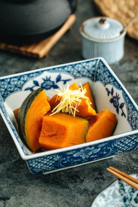 Simmered Kabocha Squash - Japanese kabocha is simmered in savory dashi broth seasoned with soy sauce and sake to absorb all the delicious flavor. #kabocha #JapaneseFood | Easy Japanese Recipes at JustOneCookbook.com Kabocha Squash Recipe, Japanese Pumpkin, Japanese Side Dish, Dashi Broth, Just One Cookbook, Easy Japanese Recipes, Kabocha Squash, Japanese Cooking, Japanese Dishes