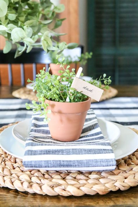 Harvest Tablescape, Spring Place Settings, Tabletop Styling, Dinner Spring, Place Card Ideas, Tablescapes Ideas, Cottage Spring, Spring Shoot, Spring Display