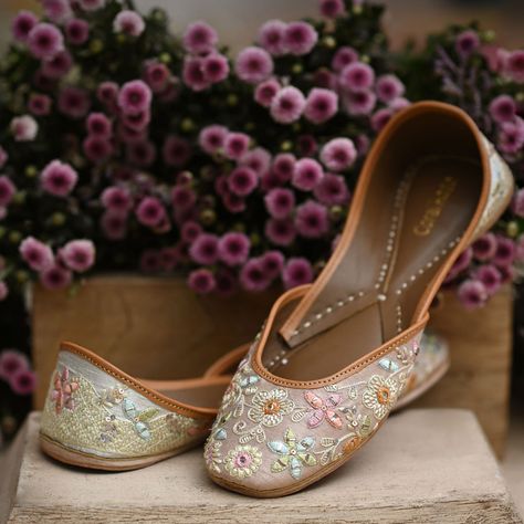 Women Jutti Shoes | Buy Punjabi Juttis for Ladies Online - Coral Haze Punjabi Jutti Wedding, Indian Designer Suits, Punjabi Jutti, Shoes Buy, Girly Shoes, Traditional Fashion, Slides Shoes, Indian Design, Buy Shoes