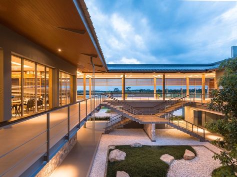 Caddies & Clubhouses: The Architecture of Golf | ArchDaily Country Club Design, Clubhouse Design, Golf Clubhouse, Areas Verdes, Japanese Architect, Golf Resort, Club Design, Pattaya, Architecture Plan