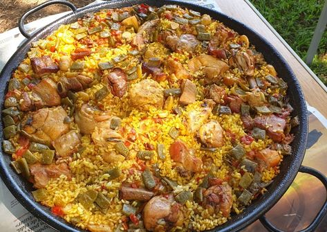 Foto principal de Paella Valenciana de carne a leña Traditional Spanish Paella Recipe, Spanish Paella Recipe, Chicken Paella, Spanish Paella, Paella Valenciana, Paella Pan, Paella Recipe, Freeze Greens, Light Salad