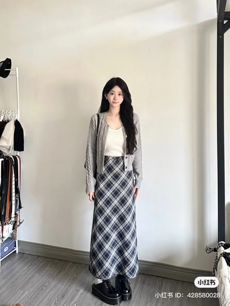 Outfit Rok, Long Plaid Skirt, Rok Outfit, Fashion Top Outfits, Fashion Drawing Dresses, Wardrobe Outfits, Easy Trendy Outfits, Ulzzang Fashion, Asian Outfits