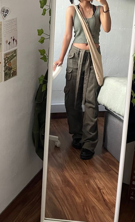 Dark Green Outfit, Green Cargo Pants Outfit, Cargo Outfit, Cargo Pants Outfit, Green Cargo Pants, Green Cargo, Green Outfit, Cute Fits, Pants Outfit