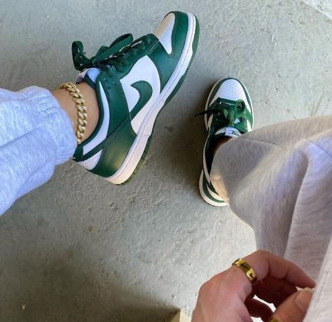 Army Green Dunks Outfit, Dunk Verte, Nike Dunk Low Green Outfit, Nike Snikers, Nike Jordan Green, Nike Shoes Green, Green Nike Dunks, Dunk Green, Green Dunks