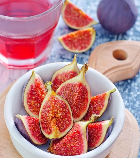 13 Amazing Benefits Of Fig Juice For Skin, Hair And Health Fig Juice, Juice For Skin, Patisserie Fine, High Fiber Foods, Healthy Shopping, Fiber Foods, Greenwich Village, High Fiber, Summer Fruit