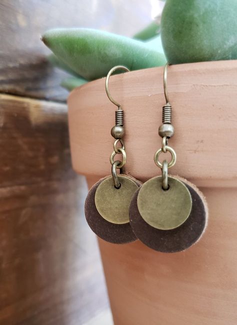 Dyi Earrings, Wood Jewelry Diy, Leather Jewelry Making, Handmade Leather Jewelry, Diy Leather Earrings, Leather Jewelry Diy, Leather Jewels, Diy Jewelry Earrings, Leather Workshop