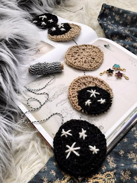 Constellation Crafts, Space Garland, Pompom Yarn, Constellation Craft, Constellation Art, Crochet Garland, Moon Luna, Stars Space, Crochet Wall Hangings