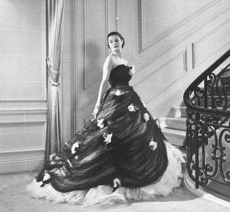 Models on the staircase | La Galerie Dior Dior Designs, Vintage Dior Dress, Strapless Dress Black, Poofy Dress, 1960s Dresses, 1960 Fashion, High Fashion Runway, Vintage Dance, Dior Collection