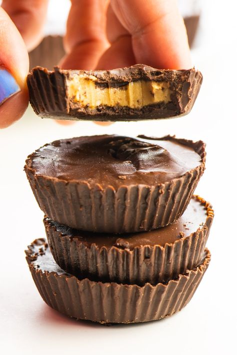 These vegan peanut butter cups are a tasty treat just like the one you can buy in the store, but made just the way you like them! It's a dairy-free and low-sugar version, and can be enjoyed by vegans and people with dairy intolerances. They're great as a snack or dessert. rnrn#vegan #namelymarly #peanutbuttercups #veganpeanutbuttercups #veganchocolate #vegancandy #pbcups Reeses Peanut Butter Cup Recipe, Keto Peanut Butter Cups, Raclette Originale, Galette Des Rois Recipe, Vegan Peanut Butter Cups, Healthy Peanut Butter Cups, Peanut Butter Cups Recipe, Homemade Peanut Butter Cups, Vegan Candies