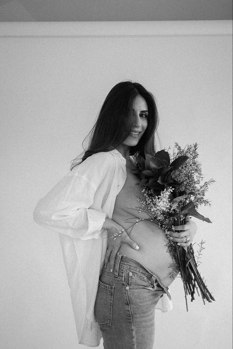 White Wall Maternity Shoot, Maternity Session With Flowers, Maternity Shoot White Shirt, Maternity White Backdrop, Flower Bouquet Maternity Shoot, Flower Maternity Photos, Maternity Photo Shoot Ideas Flowers, Maternity Photoshoot Flowers, Intimate Maternity Shoot