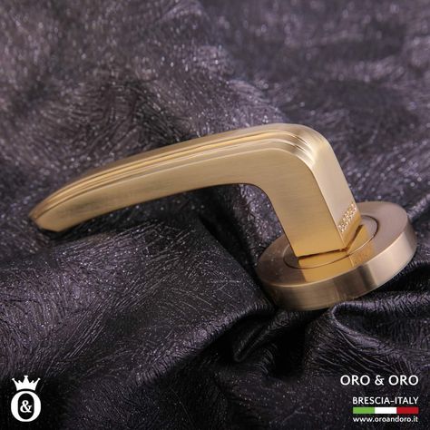 Golden Style... Visit our website www.oroandoro.it #OroAndOro #ItalianBrand #maniglie #dooraccessories #doordecor #furniturefittings #doordesign #home #decorativehardware #architecturalhardware #doorhandle #door #interiordesign #doorhardware #doors #doorhandles #homedecor #handle #Gold #golden Garlic Press, Door Handles, Handles, Doors, Gold, Home Decor, Home Décor