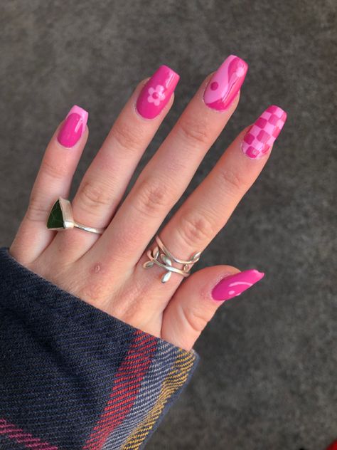 Pink Nails Checkered, Neon Pink Nails Art, Aesthetic Nails Y2k, Nails Checkered, Nail Designs Hot Pink, Pink Nail Design, Barbie Pink Nails, Checkered Nails, Neon Pink Nails