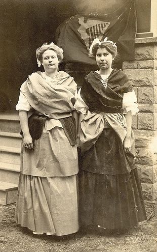 The Beautiful New - Two Irish women in New York, 1910. Traditional Irish Clothing, Women In New York, Victorian People, Erin Go Braugh, Irish Costumes, Historical Photography, Irish Clothing, Irish Ancestry, Erin Go Bragh