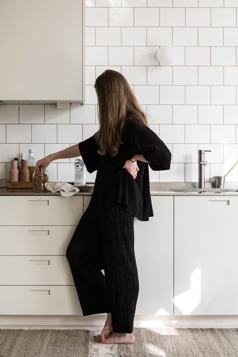 Bedroom Outfit Pictures, Elegant Home Outfit, Artistic Style Clothing, White Tiles Kitchen, Old School Building, Casual Home Outfits, Display Photography, White Kitchen Inspiration, Dr Mario