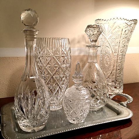 Crystal Table Decor Wedding, Crystal Kitchen Decor, Glass Crystal Decor, Crystal Glassware Display, Fancy Vases, Vintage Crystal Glassware, Crystal Decanters, Glassware Display, Glass Decor Ideas