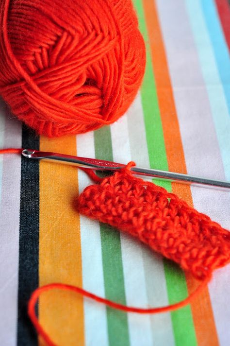 Great tutorials for incapable individuals such as myself... Crochet Ideas Aesthetic, Boucle Yarn, Crochet Simple, Crochet Instructions, Yarn Shop, Free Crochet Patterns, Ideas Aesthetic, Knit Or Crochet, Crochet Hook